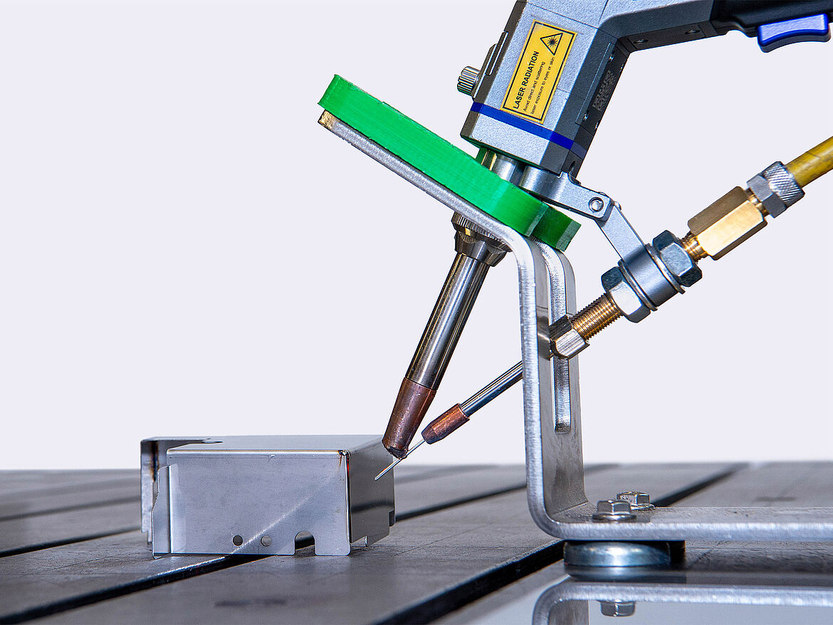 Neues HandLaserSchweißgerät ZI Jena GmbH Neues HandLaserSchweißgerät ZI Jena GmbH