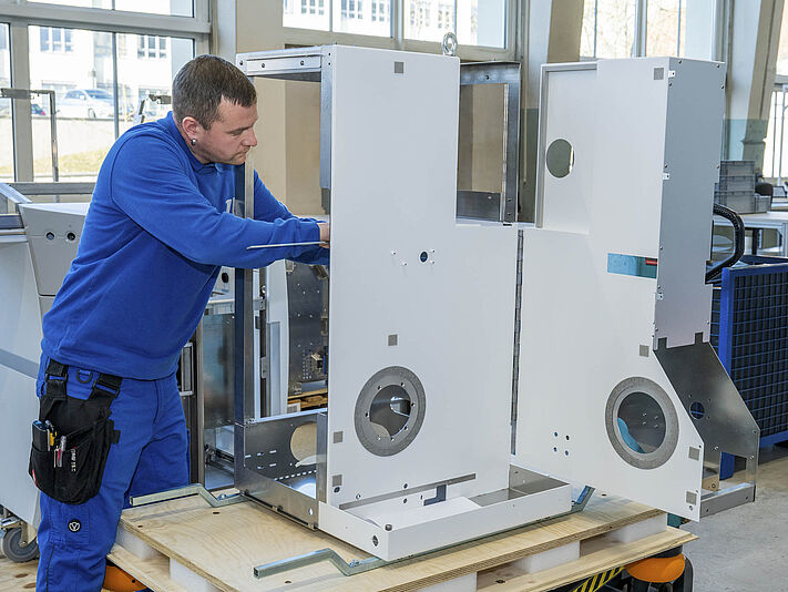 Analysegerät, Edelstahl, Nasslack, lackfreie Stellen, ESD-Flies und Dichtungen